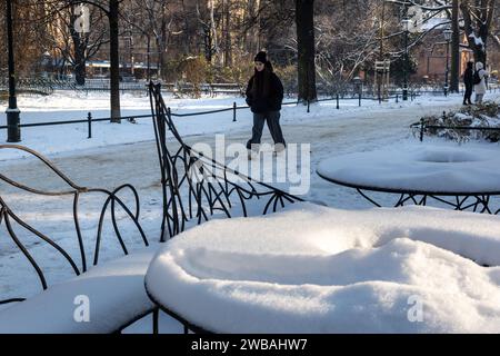 Krakau, Malopolskie, Polen. Januar 2024. Eine junge Frau, die im Winter gekleidet ist, geht an einem mit Schnee bedeckten Kaffee im Wahrzeichen Planty Park im Stadtzentrum vorbei, während die Temperaturen deutlich unter Null fielen und der Schnee den größten Teil der Stadt bedeckt. (Credit Image: © Dominika Zarzycka/SOPA images via ZUMA Press Wire) NUR REDAKTIONELLE VERWENDUNG! Nicht für kommerzielle ZWECKE! Stockfoto