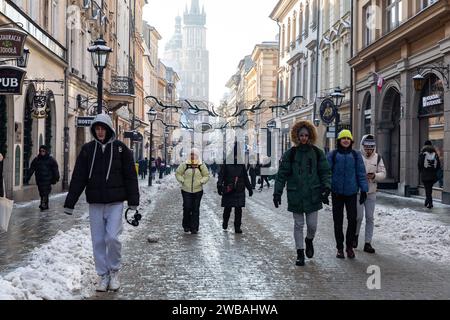 Krakau, Polen. Januar 2024. Im Winter gekleidete Menschen gehen auf der Florianska Straße im Stadtzentrum, während die Temperaturen unter Null fielen und der Schnee den größten Teil der Stadt bedeckt. (Credit Image: © Dominika Zarzycka/SOPA images via ZUMA Press Wire) NUR REDAKTIONELLE VERWENDUNG! Nicht für kommerzielle ZWECKE! Stockfoto