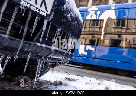 Krakau, Polen. Januar 2024. Ein Auto ist mit Eiszapfen bedeckt, da die Temperaturen unter Null fielen und Schnee den größten Teil der Stadt bedeckt. (Credit Image: © Dominika Zarzycka/SOPA images via ZUMA Press Wire) NUR REDAKTIONELLE VERWENDUNG! Nicht für kommerzielle ZWECKE! Stockfoto