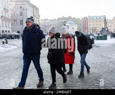 Krakau, Polen. Januar 2024. Im Winter gekleidete Menschen laufen auf dem Hauptmarkt im Stadtzentrum, während die Temperaturen unter Null fielen und der Schnee den größten Teil der Stadt bedeckt. (Credit Image: © Dominika Zarzycka/SOPA images via ZUMA Press Wire) NUR REDAKTIONELLE VERWENDUNG! Nicht für kommerzielle ZWECKE! Stockfoto