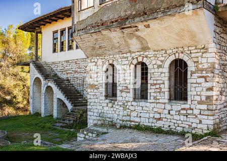 Verlassenes Haus mit typischer Architektur für mediterrane Länder. Altes verlassenes historisches Steinhaus in ländlicher albanischer Landschaft. Traditionell Stockfoto