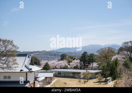 Blick auf Mamezarachaya, ein Café, und Berge, von Kanazawa Castle, einem großen, teilweise restaurierte japanische Burg in Kanazawa, Ishikawa, Japan. Stockfoto