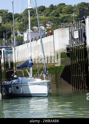 Yacht Kizzie verlässt Lock Navigation Channel vom Wellington Dock in Dover Marina Kent England Stockfoto