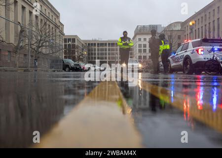 Washington, District of Columbia, USA. Januar 2024. Die Polizei patrouilliert den Tatort vor dem Berufungsgericht in Washington, während mündlicher Streitigkeiten darüber, ob Donald Trump gegen die Strafverfolgung wegen Wahlsubversion immun ist, Dienstag, 9. Januar 2024. Die mündlichen Argumente begannen um 9:30 Uhr im fünften Stock des E. Barrett Prettyman Courthouse. (Kreditbild: © Eric Kayne/ZUMA Press Wire) NUR REDAKTIONELLE VERWENDUNG! Nicht für kommerzielle ZWECKE! Stockfoto