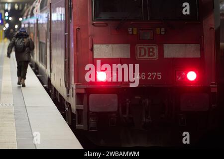 Berlin, Deutschland. Januar 2024. Blick auf die roten Rücklichter eines Zuges am Hauptbahnhof. Die GDL hat zu einem mehrtägigen Streik aufgerufen. Die Deutsche Zugführergewerkschaft (GDL) hat im aktuellen Lohnstreit mit der Deutschen Bahn und anderen Unternehmen ab Mitte der Woche den ersten mehrtägigen Streik einberufen. Quelle: Jörg Carstensen/dpa/Alamy Live News Stockfoto