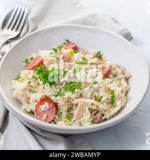 Traditionelles South Carolina Hühnermoor-Gericht mit geräucherten Würstchen in einer Schüssel, quadratisch Stockfoto