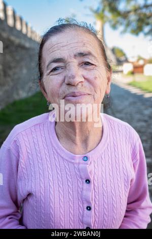 Albanische ältere Frau in Berat, Albanien. Echte Leute auf der Straße. Wunderschönes Porträt einer alten Frau. November 9,2023 Stockfoto