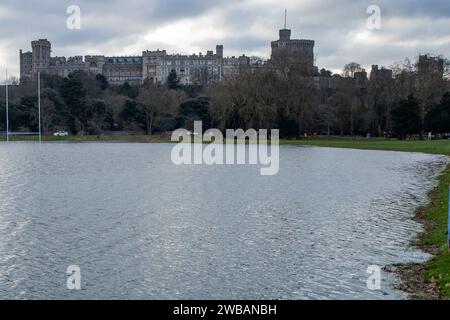 Windsor, Großbritannien. Januar 2024. Rugby-Plätze, die vom Windsor Rugby Club unter Windsor Castle genutzt wurden, überschwemmten, als die Themse über dem Home Park über die Ufer des Flusses kam. In Berkshire wurden über 40 Hochwasserwarnungen und -Warnungen nach starken Regenfällen während des Sturms Henk ausgegeben. Quelle: Mark Kerrison/Alamy Live News Stockfoto