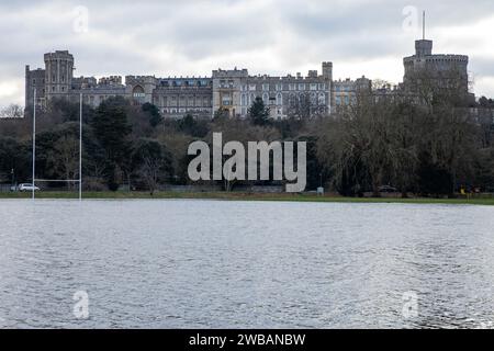 Windsor, Großbritannien. Januar 2024. Rugby-Plätze, die vom Windsor Rugby Club unter Windsor Castle genutzt wurden, überschwemmten, als die Themse über dem Home Park über die Ufer des Flusses kam. In Berkshire wurden über 40 Hochwasserwarnungen und -Warnungen nach starken Regenfällen während des Sturms Henk ausgegeben. Quelle: Mark Kerrison/Alamy Live News Stockfoto