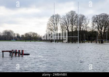 Windsor, Großbritannien. Januar 2024. Rugby-Plätze, die vom Windsor Rugby Club unter Windsor Castle genutzt wurden, überschwemmten, als die Themse über dem Home Park über die Ufer des Flusses kam. In Berkshire wurden über 40 Hochwasserwarnungen und -Warnungen nach starken Regenfällen während des Sturms Henk ausgegeben. Quelle: Mark Kerrison/Alamy Live News Stockfoto