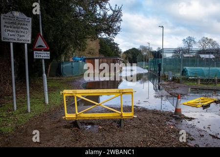 Windsor, Großbritannien. Januar 2024. Eine Straße, die durch Hochwasser aus der Themse blockiert ist, ist im Home Park abgebildet. In Berkshire wurden über 40 Hochwasserwarnungen und -Warnungen nach starken Regenfällen während des Sturms Henk ausgegeben. Quelle: Mark Kerrison/Alamy Live News Stockfoto