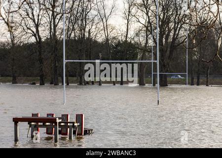 Windsor, Großbritannien. Januar 2024. Rugby-Plätze, die vom Windsor Rugby Club unter Windsor Castle genutzt wurden, überschwemmten, als die Themse über dem Home Park über die Ufer des Flusses kam. In Berkshire wurden über 40 Hochwasserwarnungen und -Warnungen nach starken Regenfällen während des Sturms Henk ausgegeben. Quelle: Mark Kerrison/Alamy Live News Stockfoto