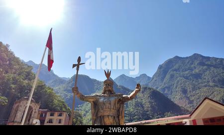 Die malerische Stadt Aguas Calientes befindet sich in unmittelbarer Nähe der berühmten archäologischen Stätte Machu Picchu in Peru Stockfoto