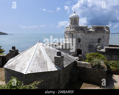 St Maws Castle mit einer Segelyacht auf ruhigem Meer in der Nähe von Falmouth Cornwall Stockfoto