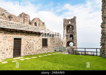 Turm der Bell Alda der Sacra San Michele oder St. Die Abtei Michael ist ein religiöser Komplex auf dem Berg Pirchiriano in der Provinz Turin, Piemont, Italien Stockfoto