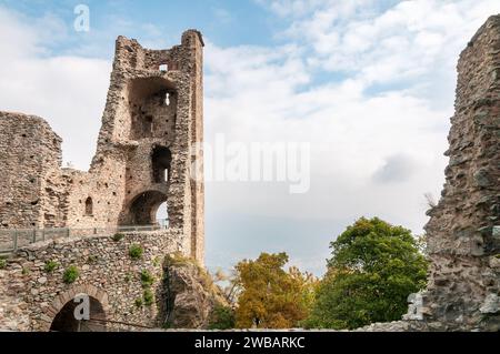 Turm der Bell Alda der Sacra San Michele oder St. Die Abtei Michael ist ein religiöser Komplex auf dem Berg Pirchiriano in der Provinz Turin, Piemont, Italien Stockfoto