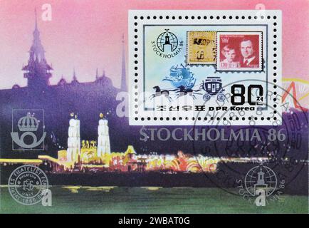Souvenirbogen mit gestempelter Briefmarke, gedruckt von Nordkorea, auf der die Internationale Briefmarkenausstellung 'Stockholmia '86' - Stockholm, um 198 gezeigt wird Stockfoto