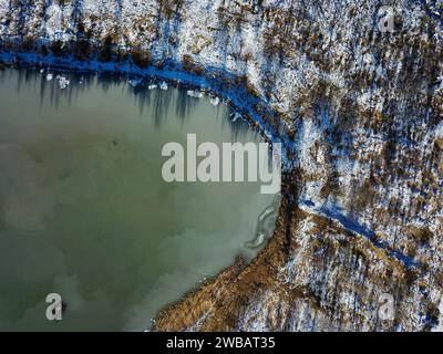 Ein gefrorener See von oben, fotografiert mit einer Drohne Stockfoto