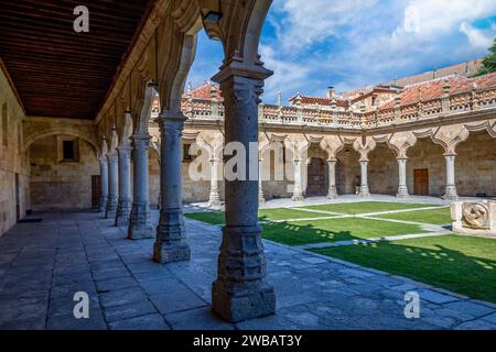 Wunderschöner Innenhof der Kleinen Schulen von Salamanca, Castilla y León, Spanien, erbaut im 15. Jahrhundert und zum Weltkulturerbe erklärt Stockfoto