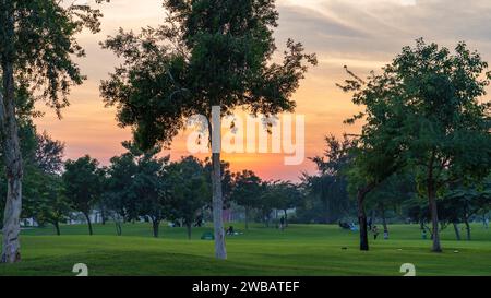 doha, katar - Dezember 12,2023; wunderschöner Katara West Hill Park während Sonnenuntergang Stockfoto