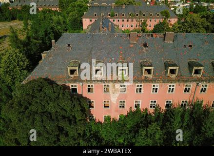 Verlassene Kasernen, fotografiert von einer Drohne, während die Natur sie langsam zurücknimmt Stockfoto