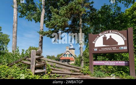 FISH CREEK, WI – 16. August 2023: Schild am Eingang zum Eagle Bluff Lighthouse am Seeufer in Door County, Wisconsin an einem sonnigen Tag. Stockfoto