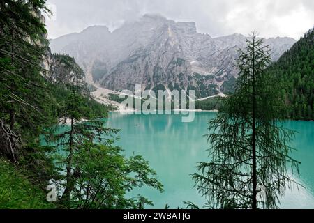 Blick auf den Pragser See oder den Pragser Wildsee in den Dolomiten, einem der schönsten Seen Italiens. Stockfoto