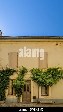 Arles, Frankreich, 9. September 2023, Blick auf ein Haus mit geschlossenen Rollläden in der Emile Barrére Straße Stockfoto