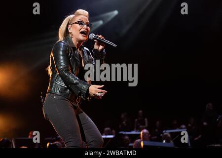 Die US-amerikanische Sängerin Anastacia Lyn Newkirk bei der Night of the Proms Tour 2023 in München. München Olympiahalle Bayern Deutschland *** US-Sängerin Anastacia Lyn Newkirk bei der Nacht der Proms Tour 2023 in München Olympiahalle Bayern Deutschland Stockfoto