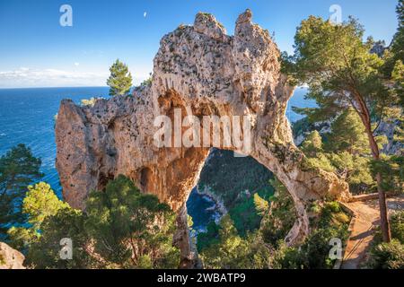 Der Naturbogen „Arco Naturale“ in Capri, Italien. Stockfoto