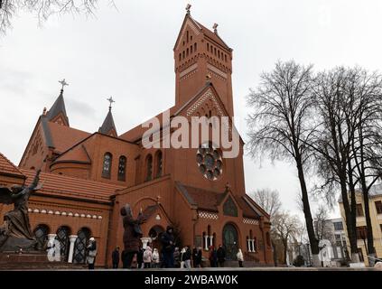 Minsk, Weißrussland - 3. Januar 2024: Touristen sind an einem Wintertag vor der Kirche der Heiligen Simon und Helena Stockfoto