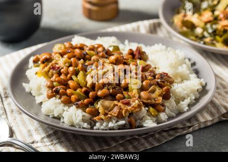 Herzhafter hausgemachter Southern Hoppin John mit weißem Reis Stockfoto