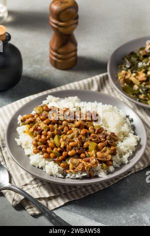 Herzhafter hausgemachter Southern Hoppin John mit weißem Reis Stockfoto