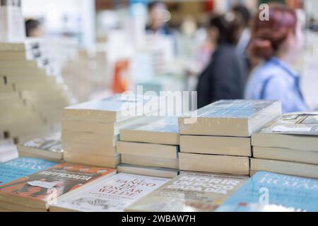 Buenos Aires, Argentinien - 9. Januar 2024: Bücher stapeln sich auf der Buchmesse von Buenos Aires. Stockfoto