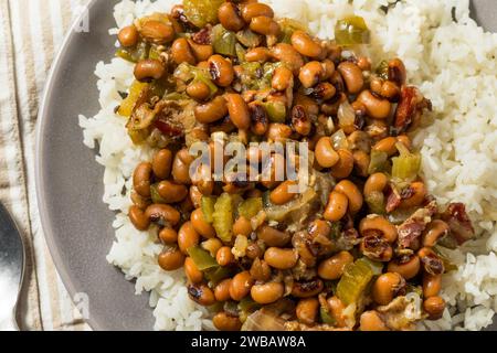 Herzhafter hausgemachter Southern Hoppin John mit weißem Reis Stockfoto