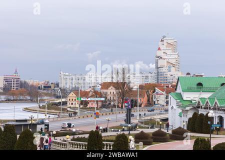 Minsk, Weißrussland - 3. Januar 2024: Stadtbild mit Dreifaltigkeitsvorort und modernen Wohnhäusern im Hintergrund Stockfoto
