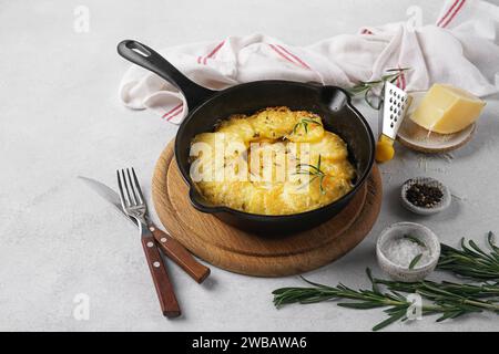 Kartoffelgratin in schwarzer Pfanne Stockfoto