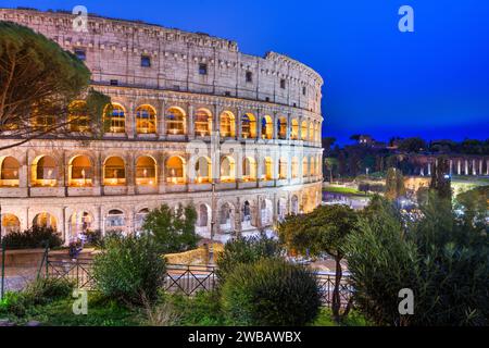 Rom, Italien mit dem Kolosseum in der Nacht. Stockfoto