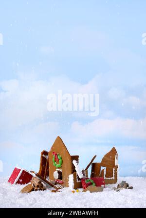 Eine bezaubernde Winterszene mit einem gemütlichen Haus, eingebettet in eine Schneedecke, mit einem Rentier in der Nähe Stockfoto