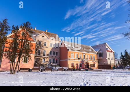 Minsk, Weißrussland - 7. Januar 2024: Blick auf die Dreifaltigkeitsvorstadt mit alten Wohnhäusern an einem sonnigen Wintertag Stockfoto