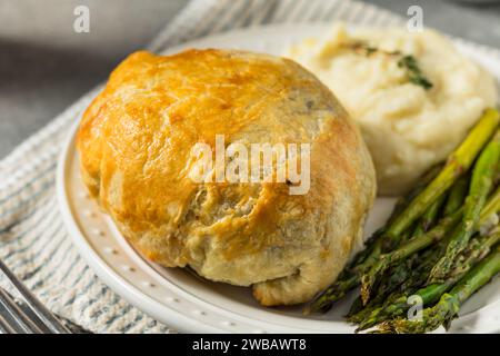 Hausgemachte, individuelle Rindfleisch-Wellingtons mit Spargel und Kartoffeln Stockfoto