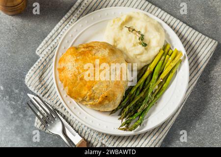 Hausgemachte, individuelle Rindfleisch-Wellingtons mit Spargel und Kartoffeln Stockfoto