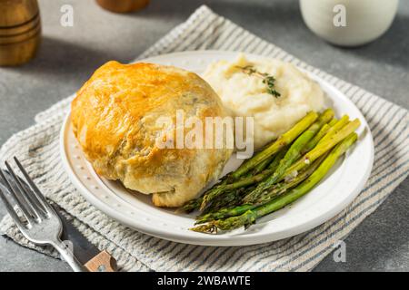 Hausgemachte, individuelle Rindfleisch-Wellingtons mit Spargel und Kartoffeln Stockfoto