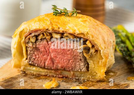 Hausgemachte, individuelle Rindfleisch-Wellingtons mit Spargel und Kartoffeln Stockfoto