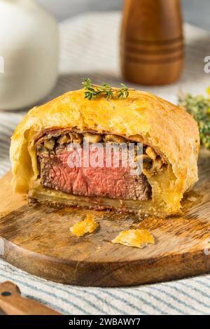 Hausgemachte, individuelle Rindfleisch-Wellingtons mit Spargel und Kartoffeln Stockfoto