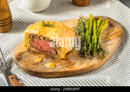 Hausgemachte, individuelle Rindfleisch-Wellingtons mit Spargel und Kartoffeln Stockfoto