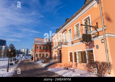 Minsk, Weißrussland - 7. Januar 2024: Blick auf die Dreifaltigkeitsvorstadt mit farbenfrohen alten Wohnhäusern an einem sonnigen Wintertag Stockfoto