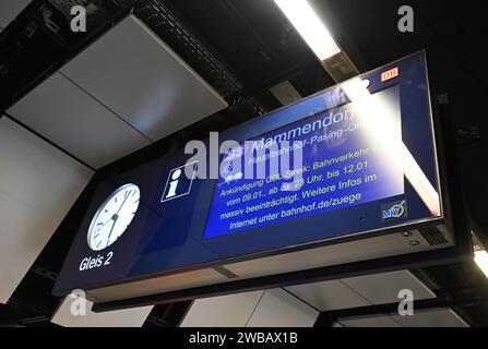 München, Deutschland. Januar 2024. Die Schautafel im S-Bahnhof Marienplatz zeigt eine Ansage eines GDL-Streiks. Die Deutsche Zugführergewerkschaft (GDL) hat im aktuellen Lohnstreit mit der Deutschen Bahn und anderen Unternehmen ab Mitte der Woche den ersten mehrtägigen Streik einberufen. Quelle: Felix Hörhager/dpa/Alamy Live News Stockfoto