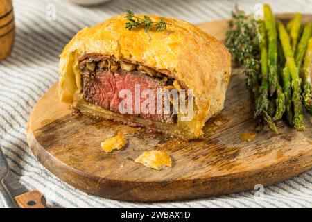 Hausgemachte, individuelle Rindfleisch-Wellingtons mit Spargel und Kartoffeln Stockfoto