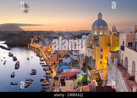 Procida, die Skyline der italienischen Altstadt im Mittelmeer während der Abenddämmerung. Stockfoto